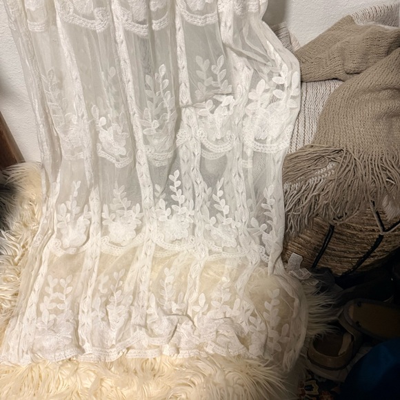 Pink Lily Ivory Lace Gown - Picture 4 of 6